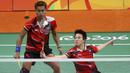 Ganda campuran Indonesia, Tantowi Ahmad/Liliyana, mengalahkan ganda campuran Australia, Robin Middleton/Leanne Choo, dengan skor 21-7 dan 21-8 pada laga Olimpiade Rio de Janeiro di Brasil, Kamis (11/8/2016). (Reuters/Marcelo Del Pozo)