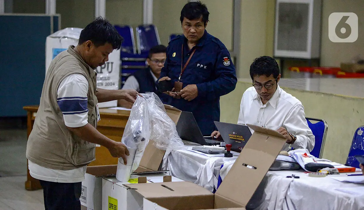 Komisi Pemilihan Umum (KPU) menyebut proses rekapitulasi penghitungan suara pemilu presiden dan wakil presiden, DPR, DPD, DPRD provinsi dan DPRD kabupaten/kota secara resmi dilaksanakan secara berjenjang. (merdeka.com/Arie Basuki)