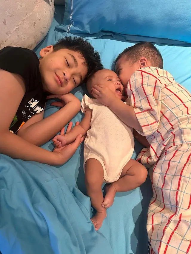 6 Potret Gemas Baby Lily yang Wajahnya Perdana Diungkap, Disebut Mirip Rayyanza