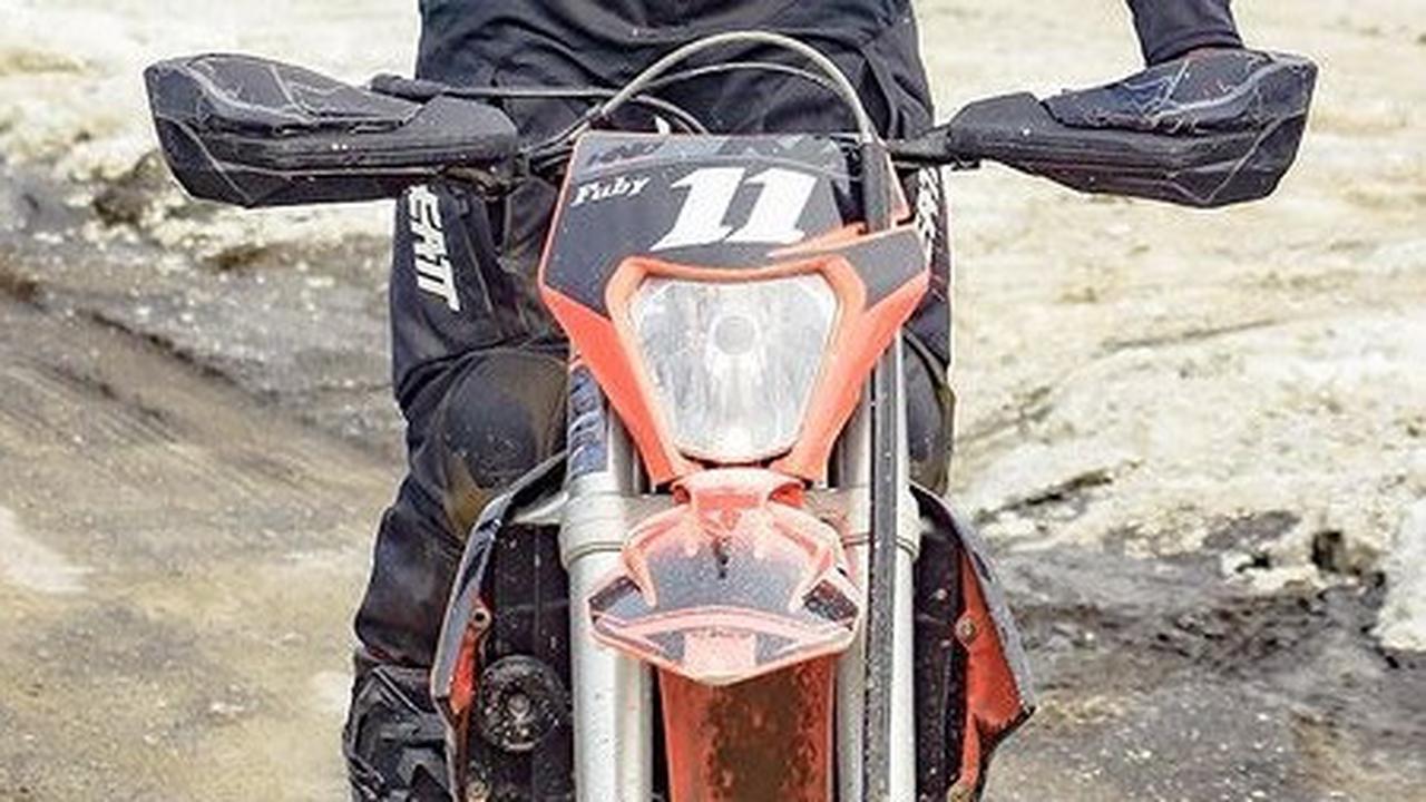 Selain gemar olahraga, Serda Fadlil punya hobi ekstrem off road. Tampak di beberapa unggahan Instagram publik disuguhkan momen Serda Fadlil sedang beraksi di jalan terjal dann kadang berlumpur.