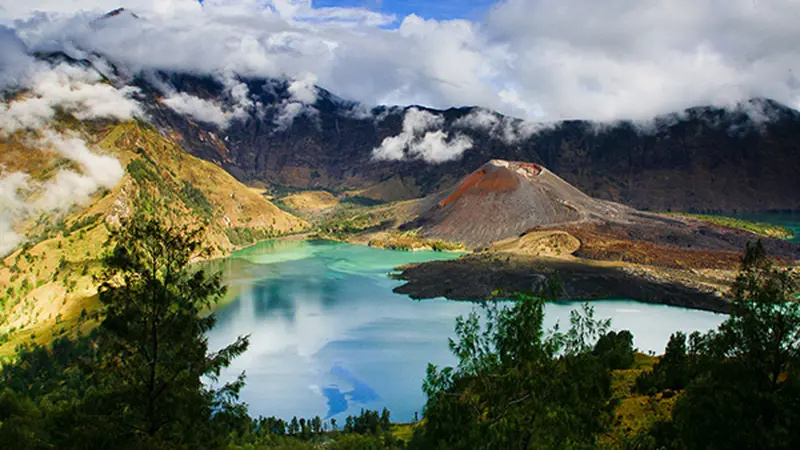 5 Gunung Indonesia yang Wajib Ditaklukkan