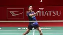 <p>Tunggal putra Indonesia, Anthony Sinisuka Ginting berusaha menempatkan bola di depan net saat melawan wakil Malaysia, Leong Jun Hao pada babak 16 besar Indonesia Masters 2024 di Istora Senayan Jakarta, Indonesia, Kamis (25/1/2024). Anthony Ginting menang dua gim langsung dengan skor 21-15, 21-17. (Bola.com/M Iqbal Ichsan)</p>