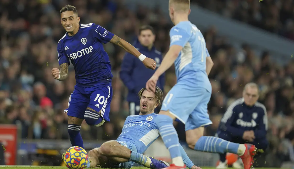 Tertinggal 0-3, Raphinha dan kawan-kawan belum juga mampu untuk menekan balik Manchester City hingga babak pertama usai. (AP/Jon Super)