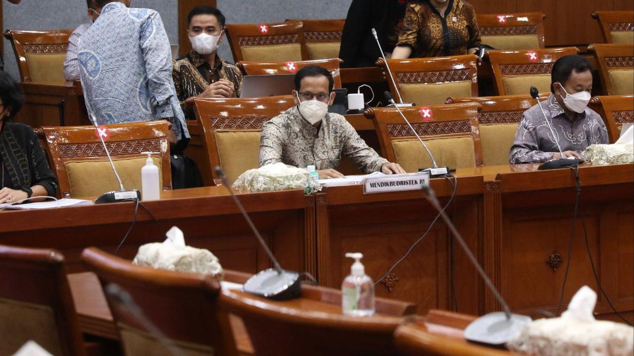 Menteri Pendidikan, Kebudayaan, Riset dan Teknologi (Mendikbud Ristek), Nadiem Makarim buka suara soal aturan baru mahasiswa tidak lagi wajib menyusun skripsi untuk kelulusan.