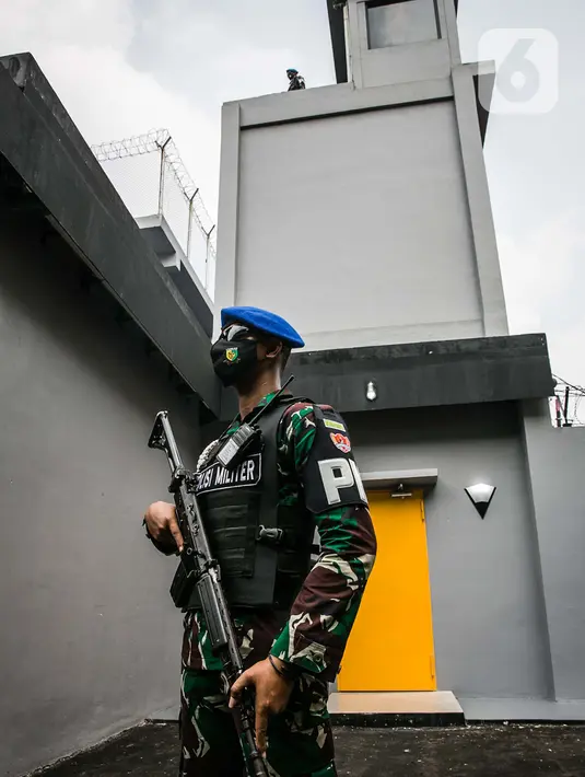 Petugas berjaga di Instalasi Tahanan Militer TNI AD, Markas Pomdam Jaya, Jakarta, Selasa (20/4/2021). Instalasi Tahanan Militer TNI AD ini dibangun seluas 1.500 meter persegi dan dapat menampung sebanyak 83 prajurit binaan. (Liputan6.com/Faizal Fanani)