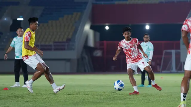 Fardan Ary Setyawan (Menendang Bola)