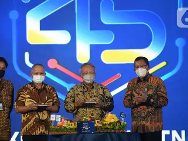 (ki-ka) Komisaris Utama Bank BTN Chandra Hamzah, Dirjen Pembiayaan Infrastruktur Kementerian PUPR Herry Trisaputra Zuna, Menteri PUPR Basuki Hadimoeljono dan Dirut Bank BTN Haru Koesmahargyo potong tumpeng pada HUT ke-45 Kredit Pemilikan Rumah (KPR) di Jakarta (10/12/2021). (Liputan6.com/HO/BTN)