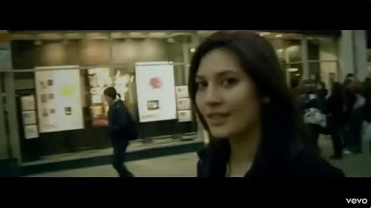 Akui Belum Terima Bayaran, Ini 6 Potret Hannah Al Rasyid di Video Klip Yovie Nuno Dia Milikku