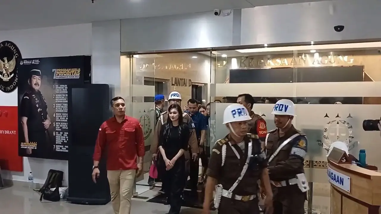 Artis Sandra Dewi telah selesai menjalani pemeriksaan sebagai saksi oleh Kejaksaan Agung (Kejagung) atas kasus dugaan korupsi tata niaga timah di wilayah Izin Usaha Pertambangan (IUP) PT Timah tahun 2015-2022 (Bachtiarudin Alam/Merdeka.com)