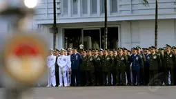 Pegawai Kementerian Pertahanan mengikuti upacara peringatan HUT RI ke-69 di Lapangan Upacara Setjen Kemhan, Jakarta, Minggu (17/8/14). (Liputan6.com/Faisal R Syam)