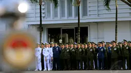 Pegawai Kementerian Pertahanan mengikuti upacara peringatan HUT RI ke-69 di Lapangan Upacara Setjen Kemhan, Jakarta, Minggu (17/8/14). (Liputan6.com/Faisal R Syam)