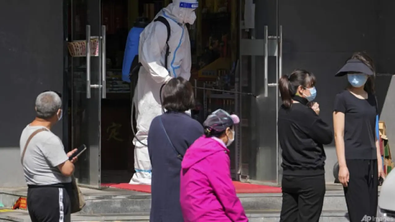 Upaya China Mencapai Nol Kasus COVID-19 dengan Menurunkan Petugas Penyemprot Disinfektan Guna Menghentikan Penyebaran Virus Corona (Fotografer : AP Photo/Andy Wong)