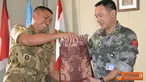 Citizen6, Lebanon: Pertemuan diakhiri dengan penyerahan cinderamata berupa plakat kenang-kenangan dan baju Batik oleh Wadansatgas Indobatt kepada Komandan Chinmedcoy, Letkol Li Xuecheng,.  (Pengirim: Badarudin Bakri)
