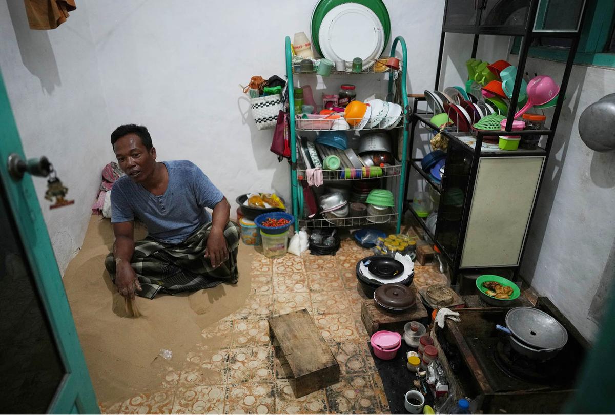 FOTO: Tidur di Atas Pasir,  Tradisi Aneh tapi Nyata dari Ujung Timur Madura
