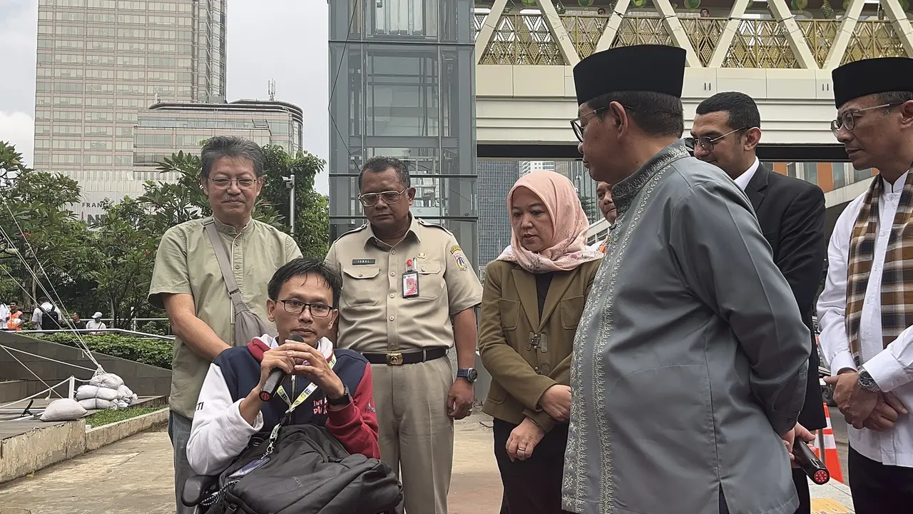 Warga penyandang disabilitas menyampaikan keluhannya soal kendala akses transportasi umum kepada Gubernur DKI Jakarta Pramono Anung.