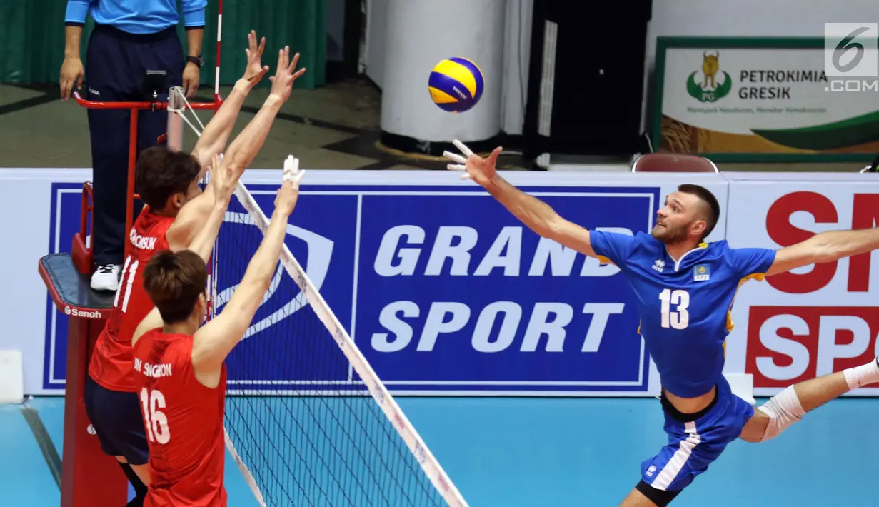 Pemain Timnas voli putra Kazakhstan, Erdshtein Vitaly mengambil bola saat melawan Korsel pada 8 besar grup E Kejuaraan Voli Asia 2017 di GOR Tri Dharma, Gresik, Sabtu (29/7). Korea Selatan unggul 3-1. (Liputan6.com/Helmi Fithriansyah)