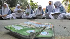 Siswa kelas VIII belajar mata pelajaran Sejarah Kebudayaan di halaman sekolah Mts. Hidayatul Umam di Cinere, Depok, Kamis (7/11/2019). Kegiatan hari belajar di luar kelas yang serentak di seluruh Indonesia ini dilakukan dalam rangka memperingati hari anak internasional. (merdeka.com/Arie Basuki)