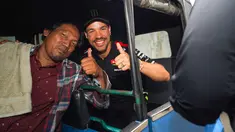 Franco Morbidelli tersenyum bersama pengemudi bajaj sembari menikmati sambutan hangat dari masyarakat Jakarta pada Selasa, (30/09/2025). (Dok.Pertamina Lubricants)