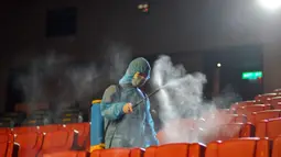 Seorang staf mendisinfeksi tempat duduk sebagai persiapan pembukaan kembali bioskop di Kuala Lumpur, Malaysia (26/6/2020). Pemerintah Malaysia mengizinkan bioskop dan teater untuk beroperasi kembali mulai 1 Juli mendatang. (Xinhua/Chong Voon Chung)