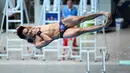 Muhammad Syafiq Puteh dari Malaysia berkompetisi dalam nomor loncat indah springboard 3 meter putra pada Pesta Olahraga Asia Tenggara (SEA Games) ke-32 di Phnom Penh, Kamboja, Selasa (9/5/2023). (Photo by NHAC NGUYEN / AFP)