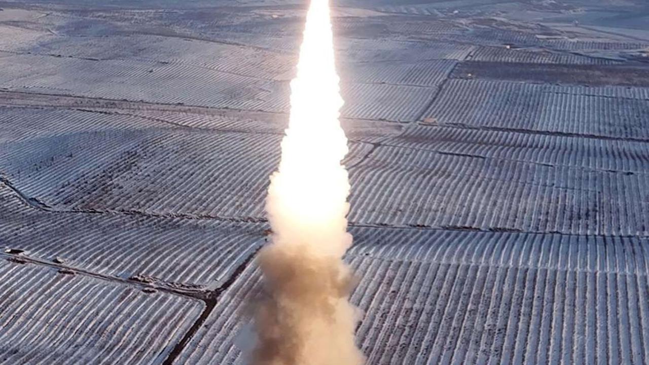 Hwasong 18 dirancang sebagai rudal balistik jarak jauh  dengan jangkauan serangan yang dapat&nbsp;mencapai Amerika Serikat (AS).&nbsp;KCNA / AFP