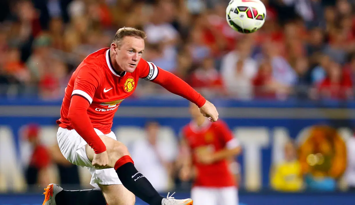 Penyerang Manchester United Wayne Rooney beraksi di pertandingan International Champion Cup, stadion soldier, Chicago, AS, Kamis (30/7/2015). Paris Saint – Germain menang dengan skor 2-0 atas Manchester United. (Reuters/Mike diNovo) 