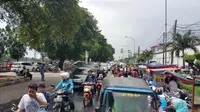Suasana lalu lintas di Lapas dan Rutan Cipinang terpantau padat. (Liputan6.com/Nanda Perdana Putra)