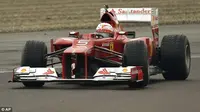 Sebastian Vettel mulai menjajal mobil dari tim Ferrari (Daily Mail)