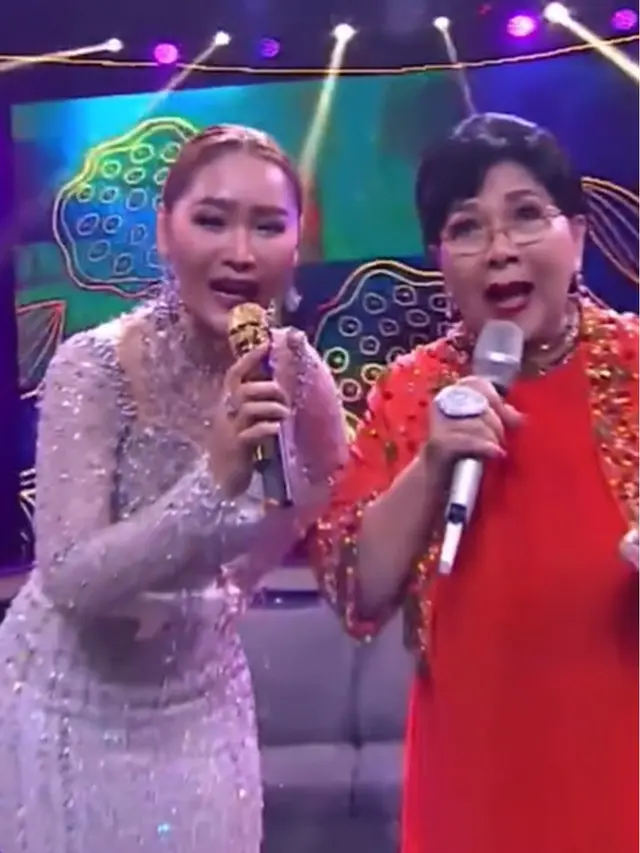 6 Potret Inul Daratista Melayat ke Rumah Duka Titiek Puspa, Unggah Kenangan Manis