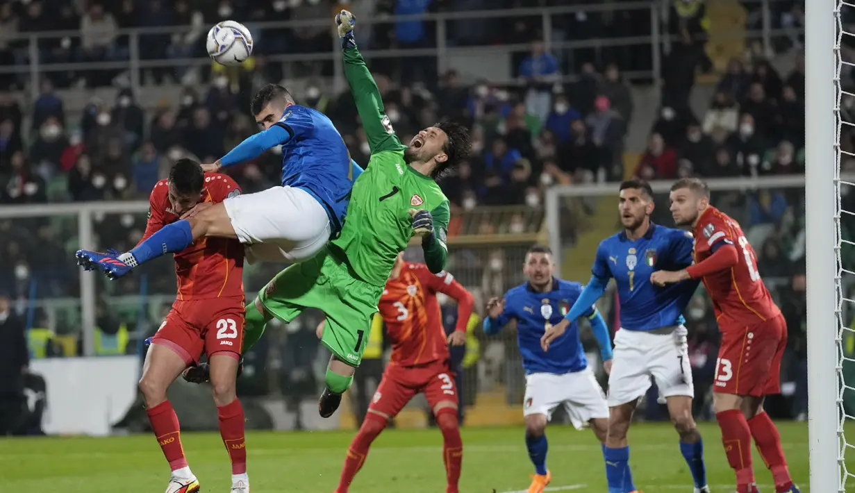 Kiper Makedonia Utara Stole Dimitrievski menyelamatkan upaya pemain Italia Gianluca Mancini mencetak gol dalam pertandingan play-off kualifikasi Piala Dunia 2022 di stadion Renzo Barbera, di Palermo, Italia, Jumat (24/3/2022). Italia kalah dari Makedonia Utara 0-1. (AP Photo/Antonio Calanni)