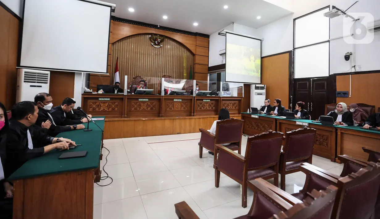 Suasana sidang terdakwa kasus pembunuhan berencana Brigadir Yosua Hutabarat, Putri Candrawathi dengan agenda pembacaan tanggapan jaksa atau replik di Pengadilan Negeri Jakarta Selatan, Jakarta, Senin (30/1/2023). Sebelumnya, Putri Candrawathi yang dituntut hukuman penjara 8 tahun memberi nota pembelaan atau pleidoi atas tuntutan jaksa tersebut.  (Liputan6.com/Johan Tallo)