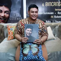 Perjalanan hidup Ivan Gunawan tidak lepas dari sosok perempuan yang selalu mendukung kariernya.  (Deki Prayoga/Bintang.com)