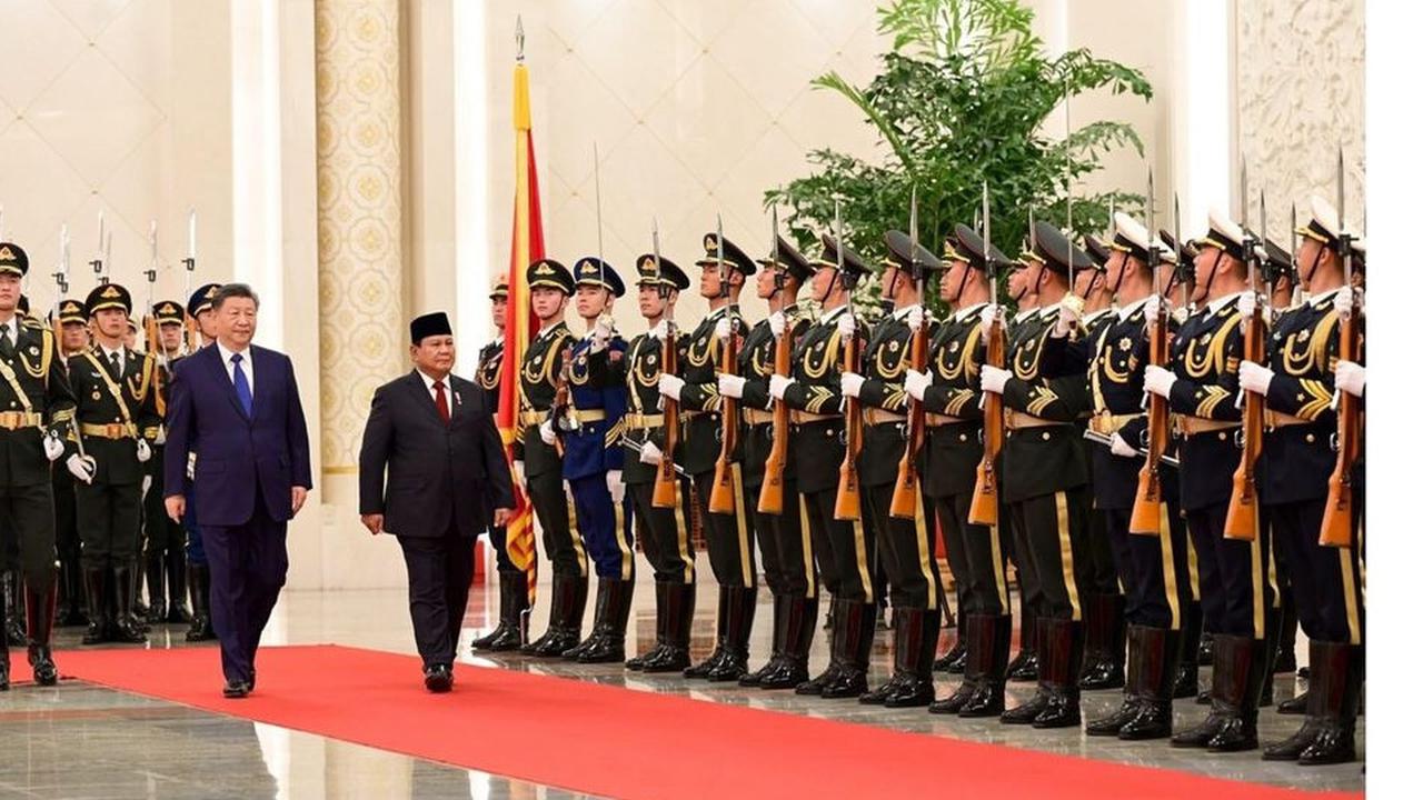 Potret Prabowo Berjalan Gagah 'Dikawal' Xi Jinping Lewati  Penghormatan Tentara China, Ada Sosok Didit Mendampingi