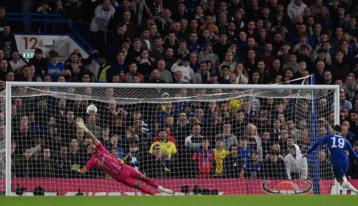 Di kubu Chelsea, hanya Mason Mount sebagai ekskutor kedua yang gagal akibat tendangannya berhasil dihalau Fraser Forster. (AFP/Glyn Kirk)