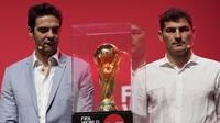 Mantan pemain Brasil Kak&aacute; (kiri) dan mantan kiper Spanyol Iker Casillas menunjukkan trofi Piala Dunia FIFA Qatar selama Tur Trofi oleh Coca-Cola dimulai hari ini dengan acara pemberhentian pertama di Dubai, Uni Emirat Arab, Kamis (12/5/2022). (AP Photo/Kamran Jebreili)
