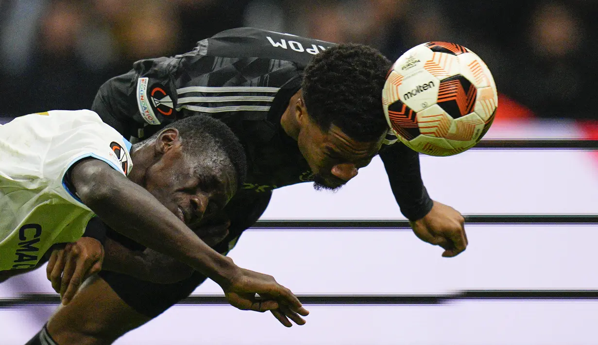 Penyerang  Ajax Amsterdam, Chuba Akpom mencetak gol ketiga timnya saat penyerang Olympique Marseille, Ismaila Sarr menantangnya pada laga matchday 5 Grup B Liga Europa 2023/2024 di Stade Orange Velodrome, Jumat (1/12/2023) WIB. (AP Photo/Daniel Cole)