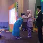 Salah satu lulusan madsarah aliyah Al-Mashduqi saat menerima pengalungan wisuda dalam acara The 1st Graduation Of Al Mashduqi Boarding School Garut, di Grand Ballroom Hotel Santika Garut, Sabtu (24/6/2023). (Liputan6.com/Jayadi Supriyadin)