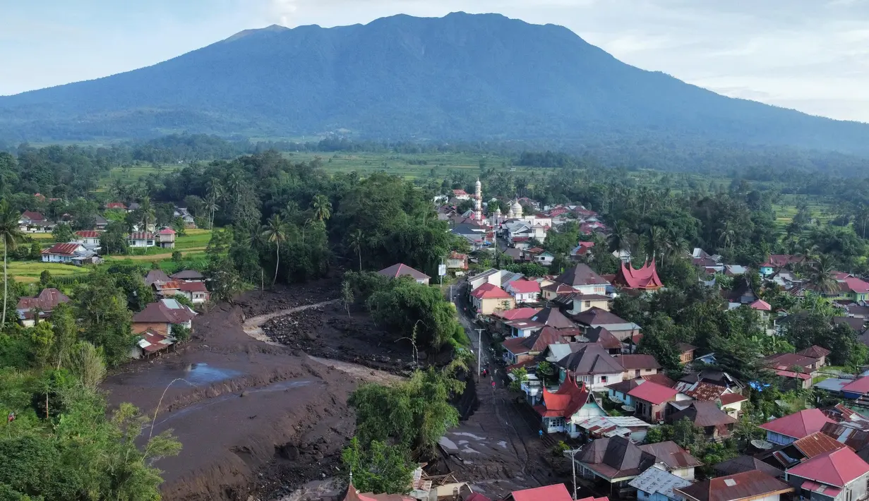 Foto udara menunjukkan kerusakan di sebuah desa yang terkena dampak banjir bandang di Tanah Datar, Sumatera Barat, Indonesia, Senin, 13 Mei 2024. (AP Photo/Ali Nayaka)