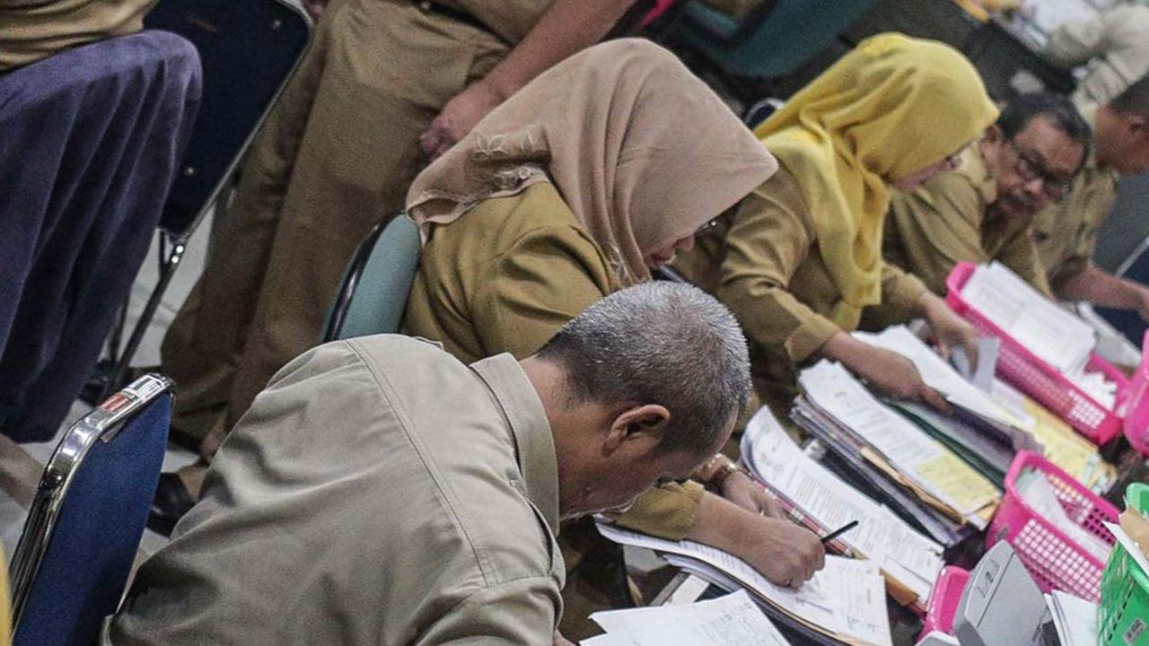 Jika dilihat berdasarkan nilai gaji pokok, seluruh PNS di setiap kementerian memiliki pendapatan yang sama. Hanya saja, yang membedakan adalah nilai tunjangan kinerja di setiap kementerian.&nbsp;