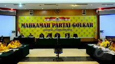 Partai Golkar menggelar Sidang Mahkamah Partai di Kantor DPP Partai Golkar, Jakarta, Rabu (25/02/2015).  Mahkamah digelar untuk mendamaikan dua kubu yang berbeda di tubuh Partai Golkar. (Liputan6.com/Andrian M Tunay)