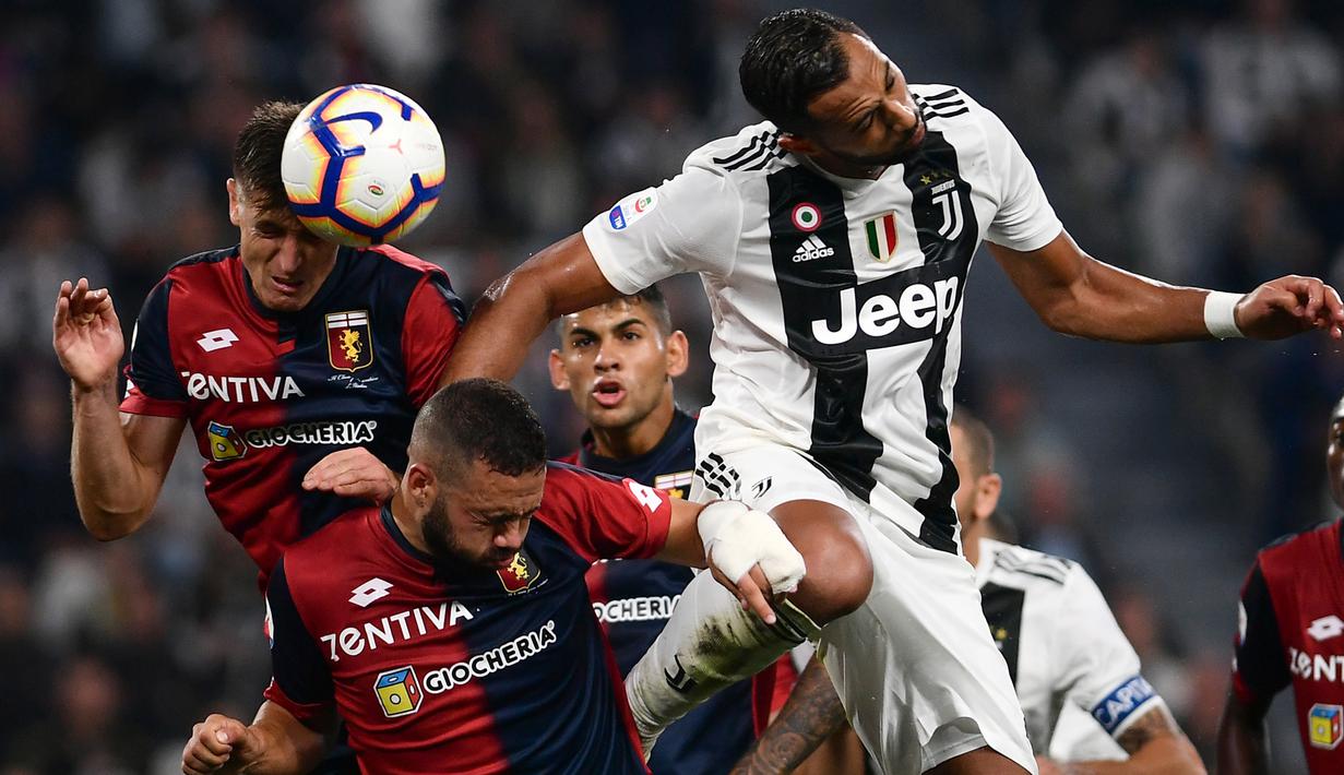Bek Juventus, Mehdi Benatia, duel udara dengan striker Genoa, Krzysztof Piatek, pada laga Serie A Italia di Stadion Allianz, Turin, Sabtu (20/10). Kedua klub bermain imbang 1-1. (AFP/Marco Bertorello)