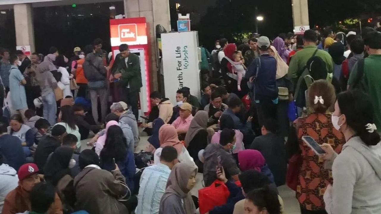 “Tolong evakuasi secepatnya karena di dalam kereta beneran enggap dan panas banget,” tulis akun X @mimibiee.