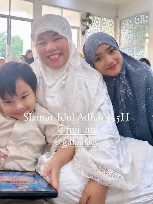 Sementara itu, Fuji An juga tak kalah menawan dengan mukena berwarna biru saat salat Idul Adha. [@fuji_an]