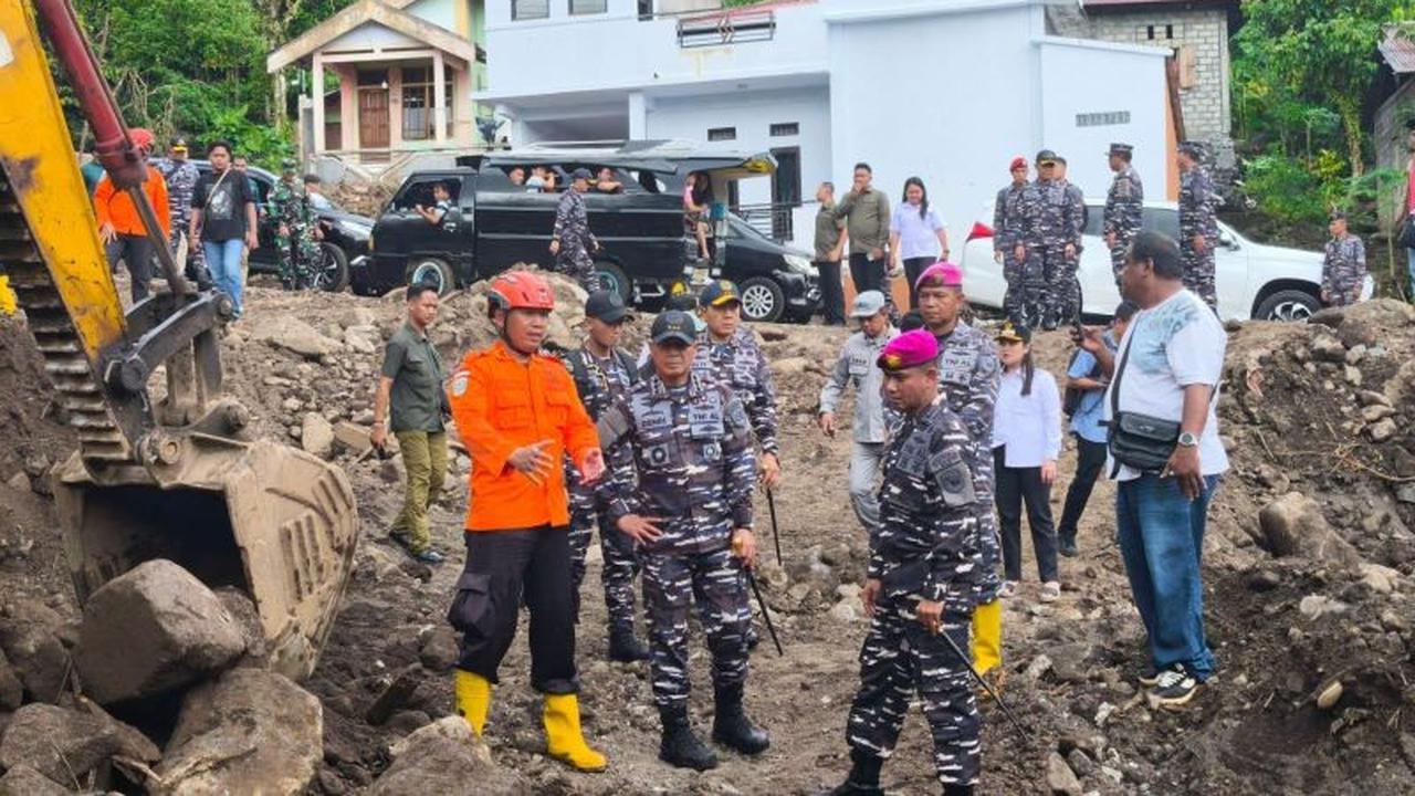 Pangkoarmada RI Tinjau Langsung Dampak Banjir Bandang di Pulau Siau