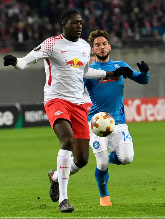 Bek RB Leipzig, Ibrahima Konate berusaha menghalau bola dari kejaran pemain Napoli, Dries Mertens saat bertanding pada laga leg kedua 32 besar Liga Europa di Red Bull Arena, (22/2). Napoli menang 2-0 atas Leipzig. (AP Photo / Jens Meyer)