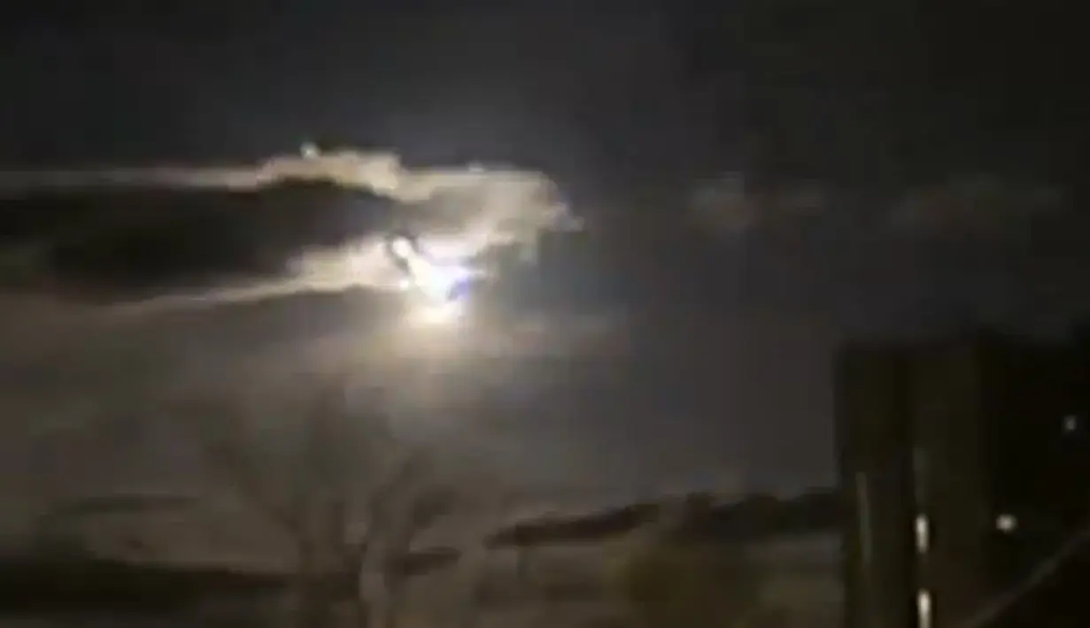Gambar yang diambil dari video yang direkam Sersan Maine menunjukan kilatan cahaya berbentuk meteor melintas di langit Portland. (Courtesy Portland Maine Police Department/Reuters)