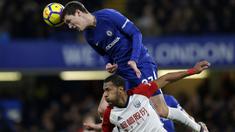 Pemain Chelsea, Andreas Christensen (atas) menyundul bola dari incaran pemain West Bromwich Albion, Salomon Rondon pada lanjutan Premier League di Stamford Bridge stadium, London, (12/2/2018). Chelsea menang 3-0.  (AP/Alastair Grant)
