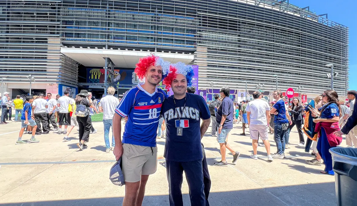 Wig bernuansa warna bendera Prancis menjadi salah satu atribut yang dikenakan suporter saat mendukung Les Bleus menghadapi Senegal di MetLife Stadium, AS, Selasa (16/6/2026). (KLY Sports/Hery Kurniawan/Adv/Powerade)
