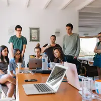 Ilustrasi Bekerja di Kantor Credit: pexels.com/Christina