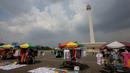 Suasana kawasan Monas saat libur Kenaikan Isa Almasih, Jakarta, Rabu (14/5/2015). Tampak sejumlah pedagang kaki lima menjajakan barang dagangannya di kawasan Monas. (Liputan6.com/Faizal Fanani)